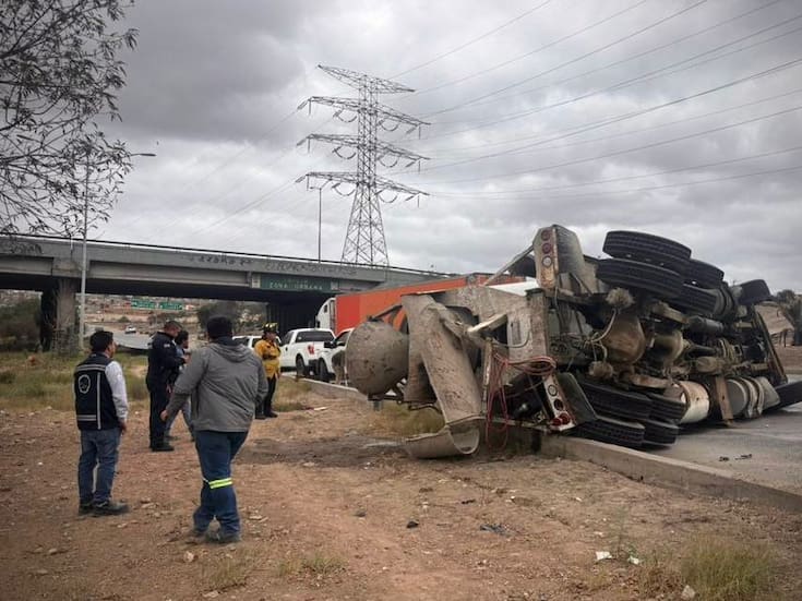 Vuelca camión de concreto en bulevar 2000