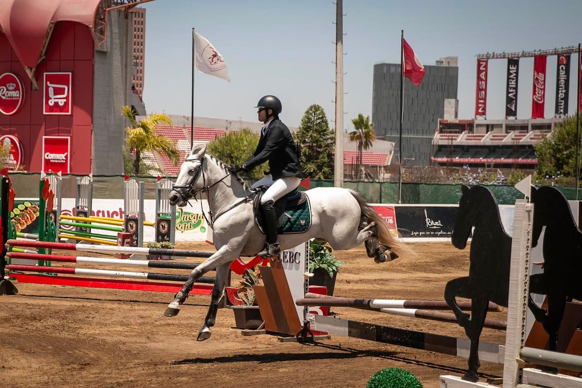 Más de 100 caballos compiten en el Clásico Internacional Jockey Club en Tijuana