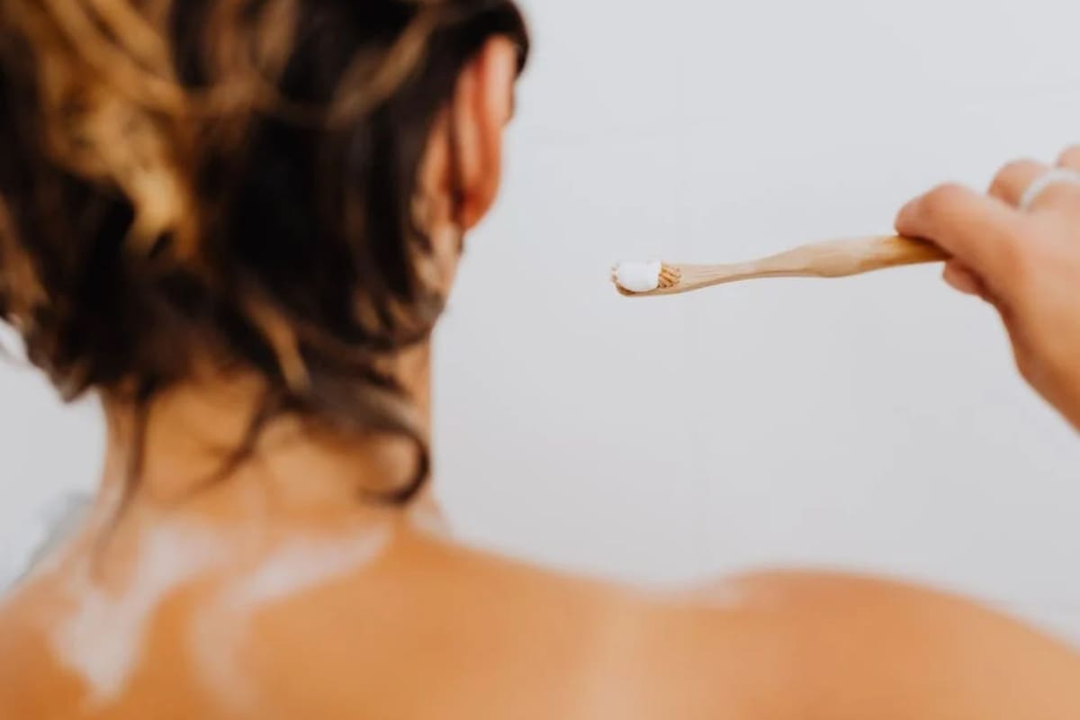 Lavar tu cabello con un cepillo de dientes: ¿Una técnica efectiva?
