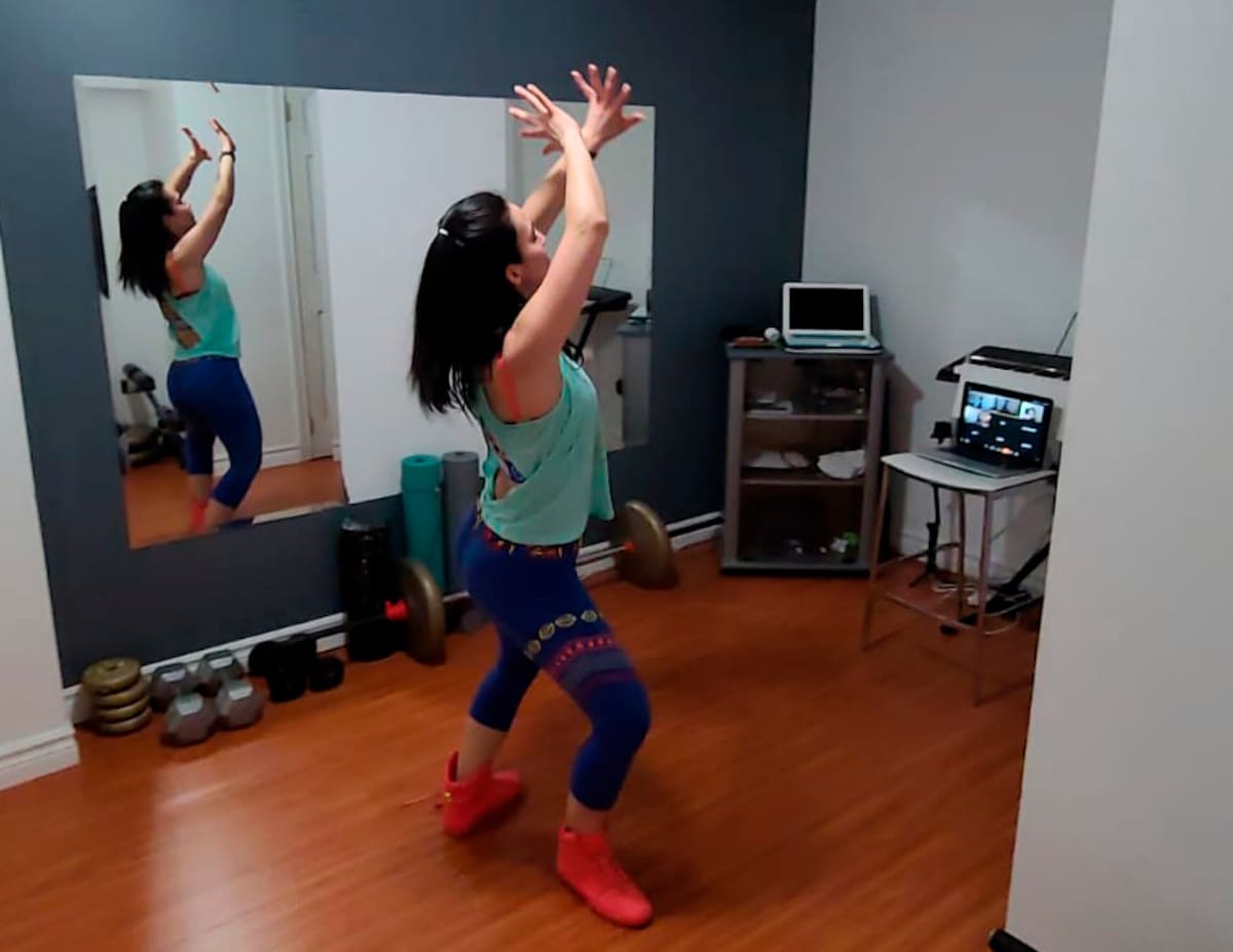 En esta imagen del jueves 23 de abril del 2020, la instructora Angela Correa da una clase virtual de Zumba desde su apartamento en Toronto, Canadá. Con los gimnasios cerrados debido a la pandemia del coronavirus, Zumba le está dando a sus instructores ahora desempleados una nueva oportunidad de generar ingresos en línea. (Angela Correa vía AP)