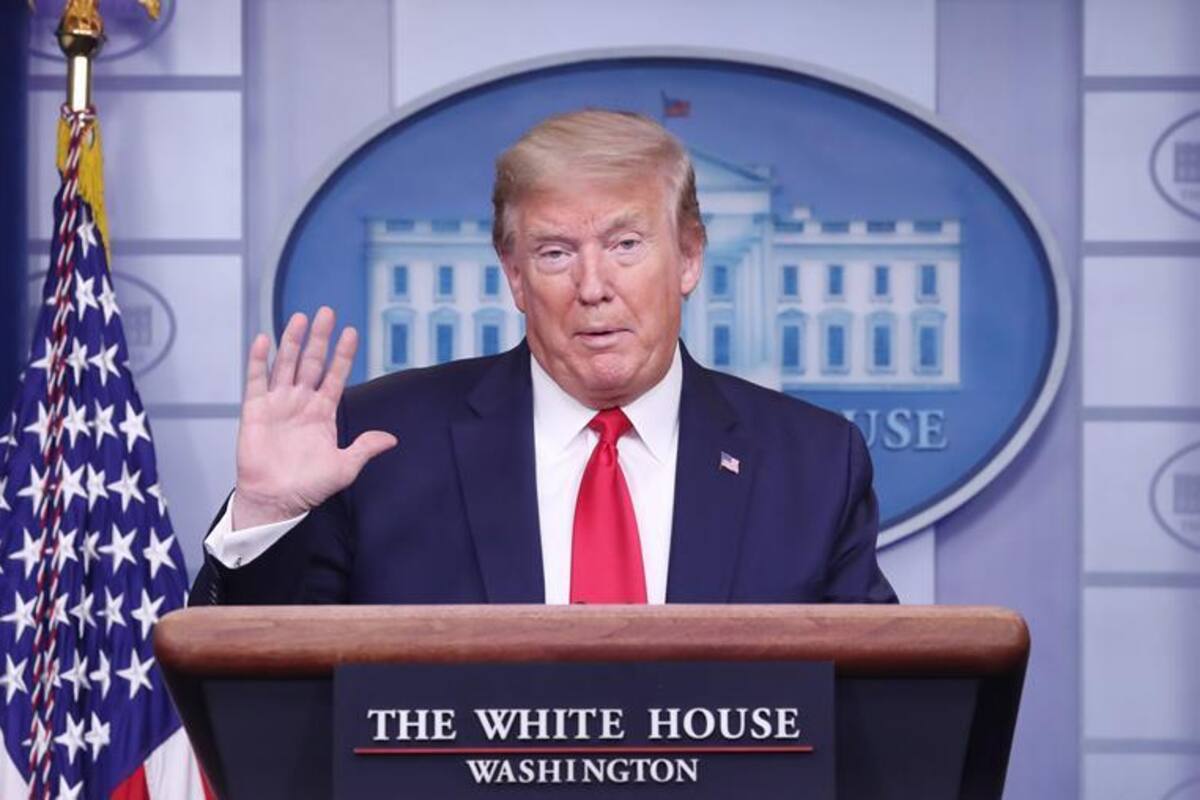 Trump firma orden que suspende inmigración legal a EU