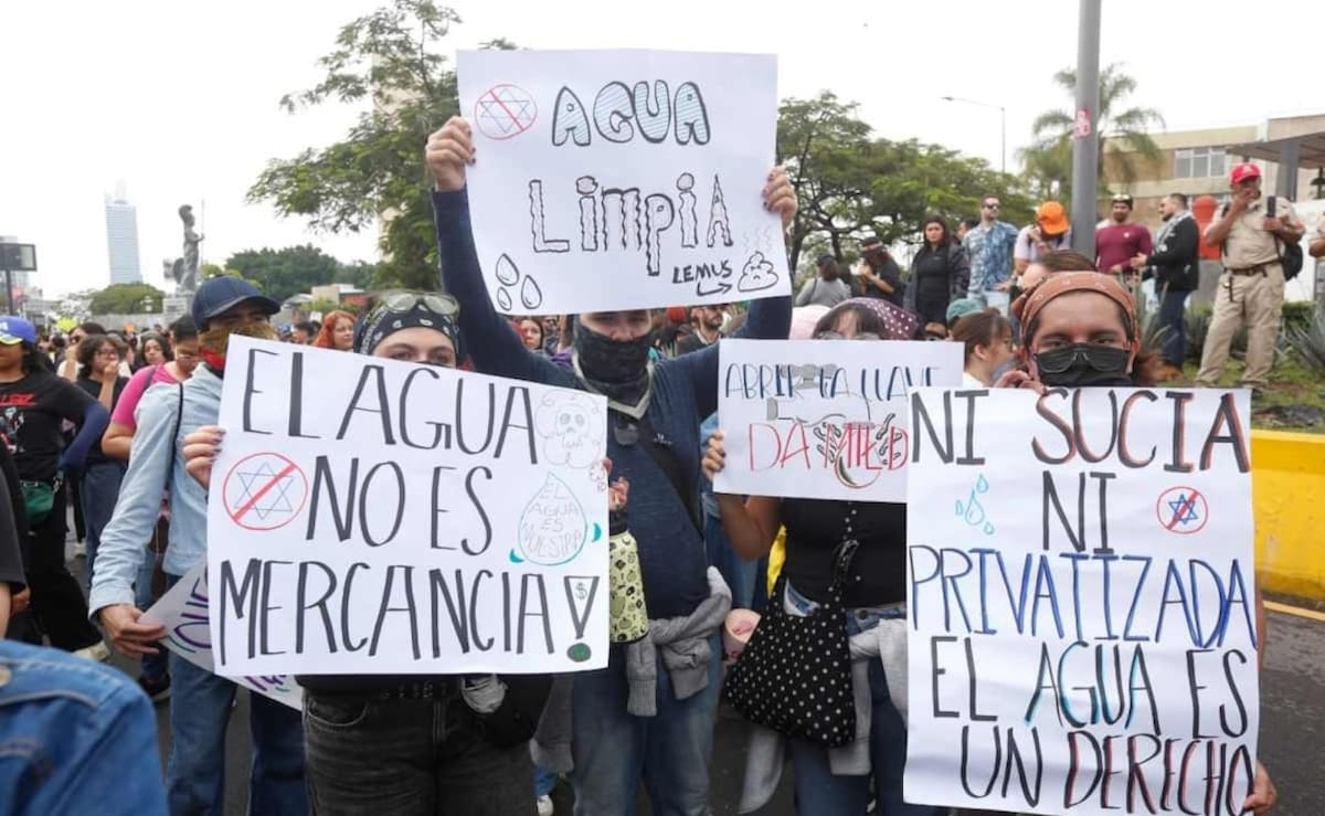 Cientos de jaliscienses se manifestaron por la mala calidad del agua. Miguel García García / EL UNIVERSAL