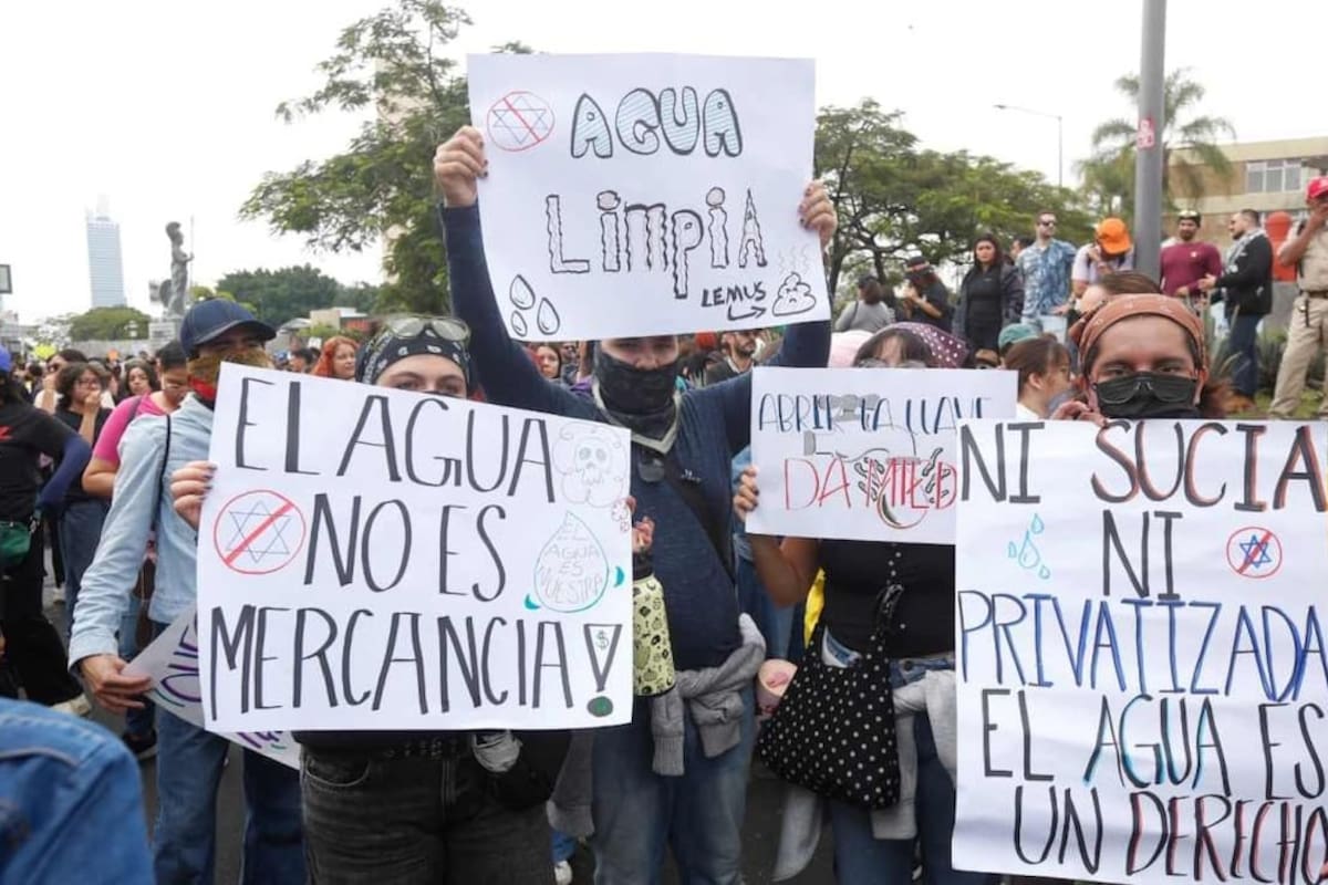 Investigan a dos policías y un bombero por presunto abuso de autoridad durante protesta por agua limpia en Jalisco