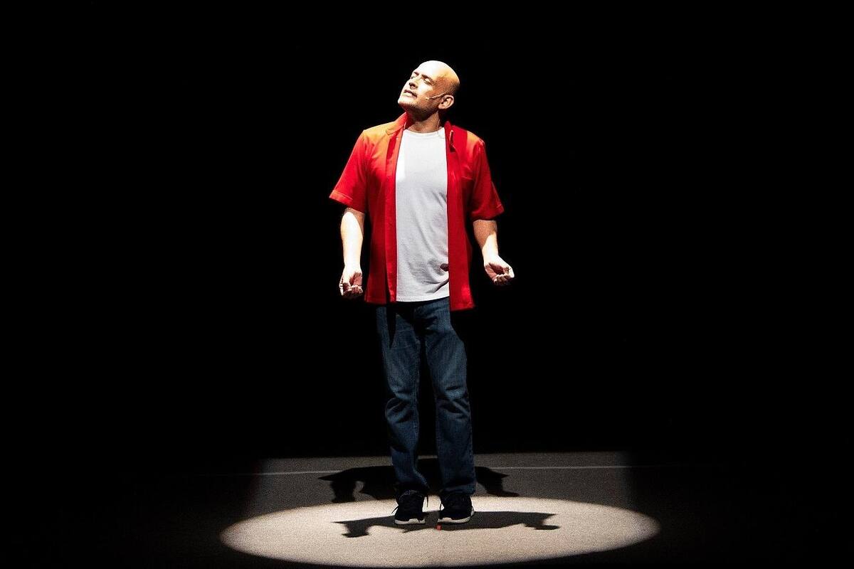 Celebra Odín Dupeyron 16 años de su obra ‘A vivir’ de modo presencial