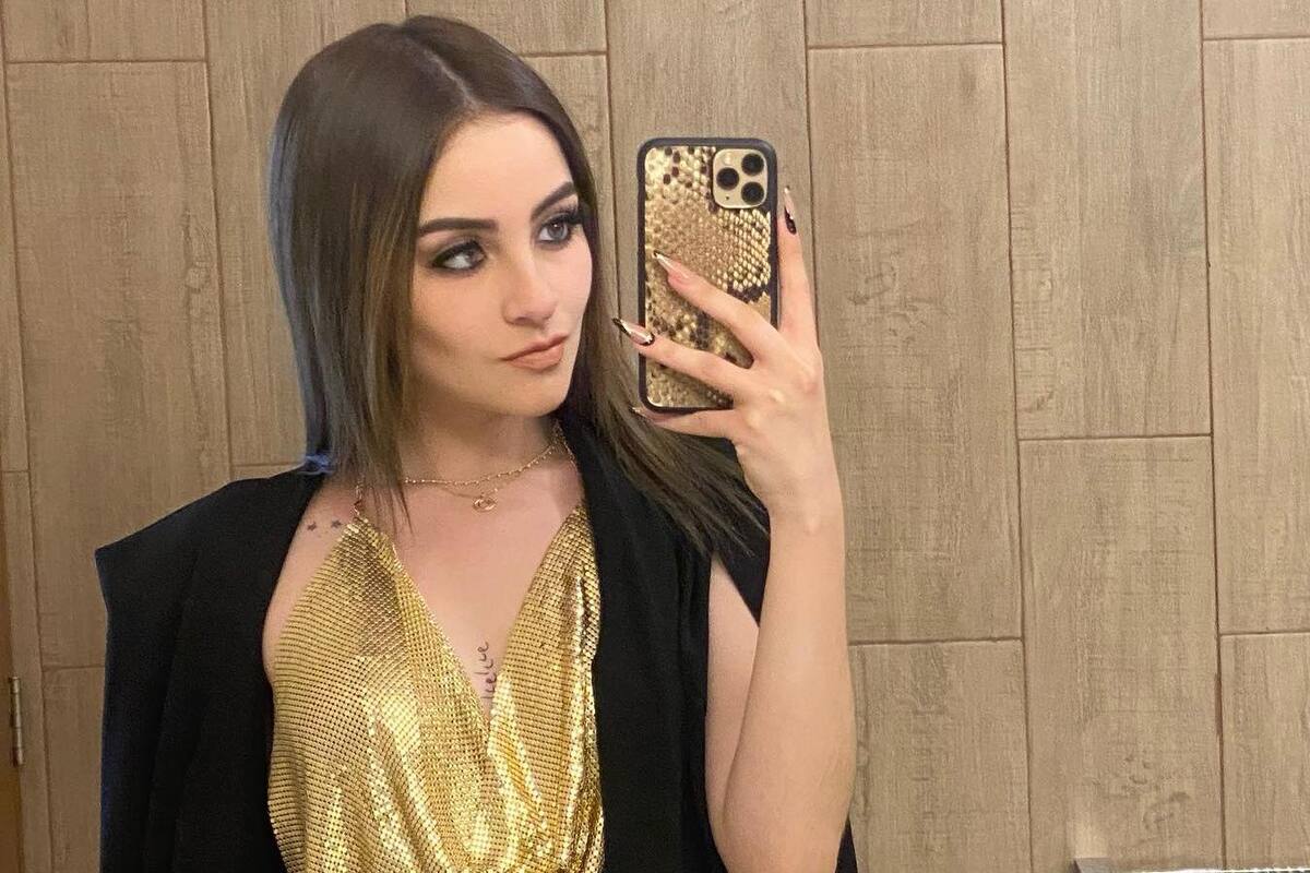 Novia de Jose Eduardo Derbez posa en traje de baño