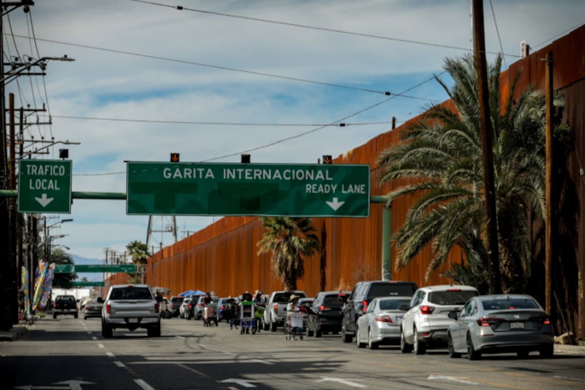 Hasta casi 2 horas de espera para cruzar a Calexico este martes