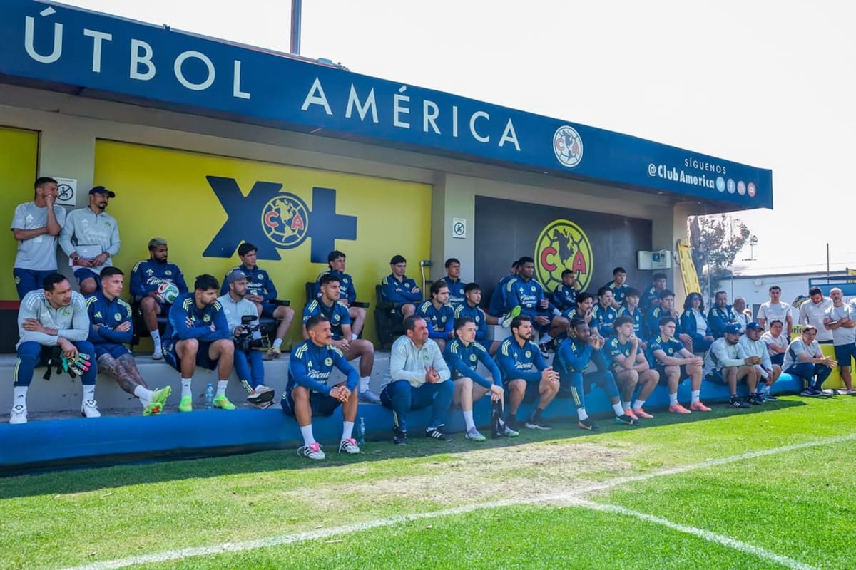 Los jugadores de América prestan atención a las palabras de Emilio Azcárraga durante su visita a las instalaciones en Coapa. (Foto: @ClubAmerica)