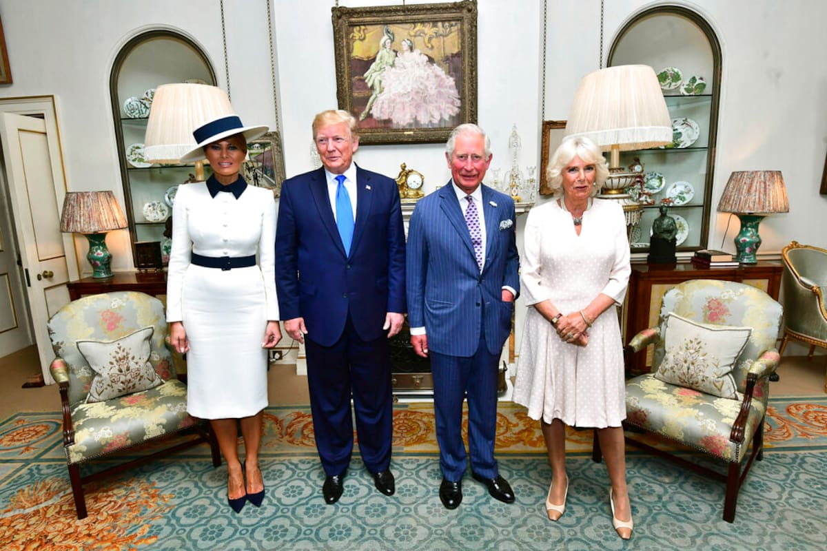 El presidente estadounidense Donald Trump y su esposa Melania posan para una foto con el príncipe Carlos y su esposa Camila, en la Residencia Clarence, en Londres, el lunes 3 de mayo de 2019. (Victoria Jones/Pool Photo via AP)