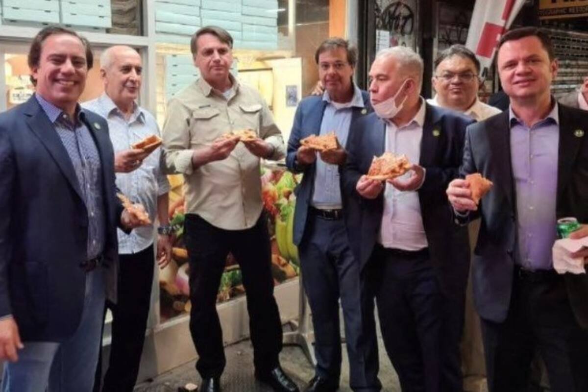 La foto que muestra a Bolsonaro comiendo en la calle en Nueva York por no
haberse vacunado contra la covid-19