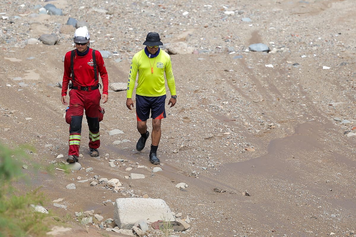 Bomberos emiten recomendaciones para evitar tragedias durante las lluvias mientras continúa la búsqueda de adulto mayor que cayó en arroyo