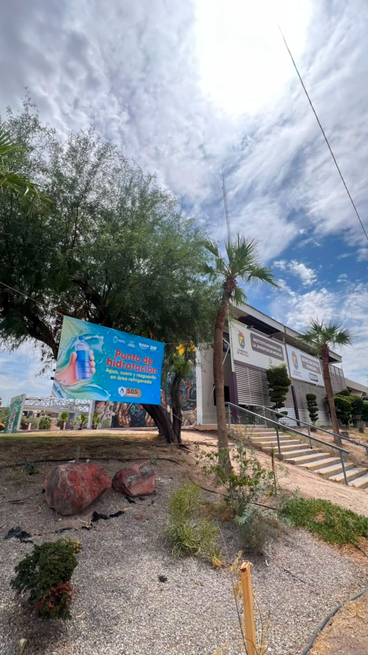 Mexicali mantiene habilitados 14 puntos de hidratación donde la población puede acceder a agua, suero y espacios refrigerados ante el calor extremo. Foto: Cortesía