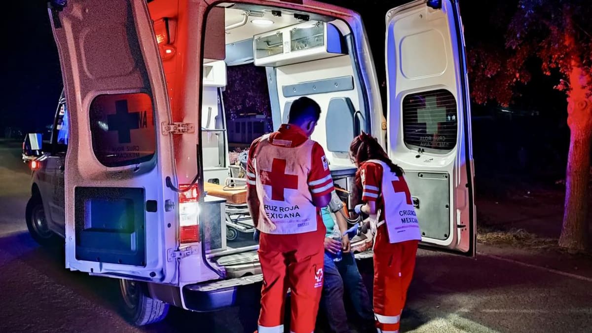 Hombres armados entregan un “embolsado” a una ambulancia para que lo traslade a una funeraria en Badiraguato