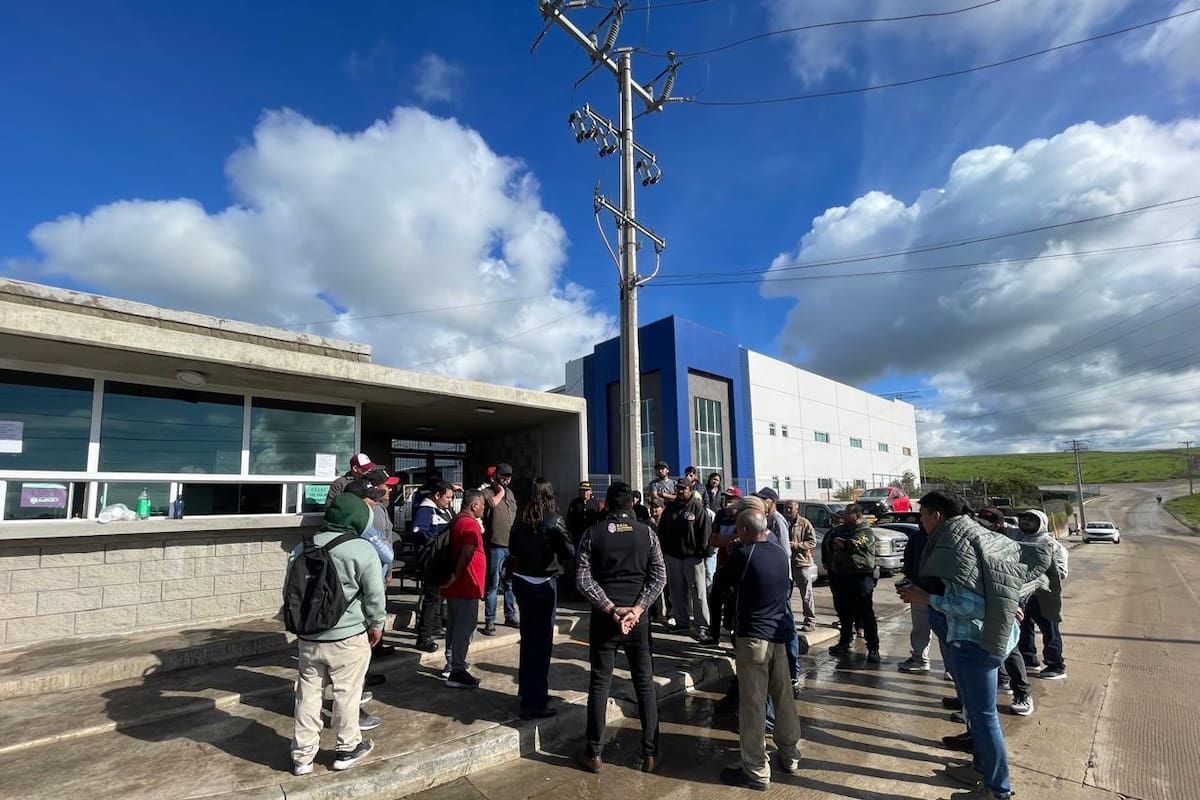 Exigen pago de salarios y prestaciones trabajadores de Clave Facturing en Rosarito