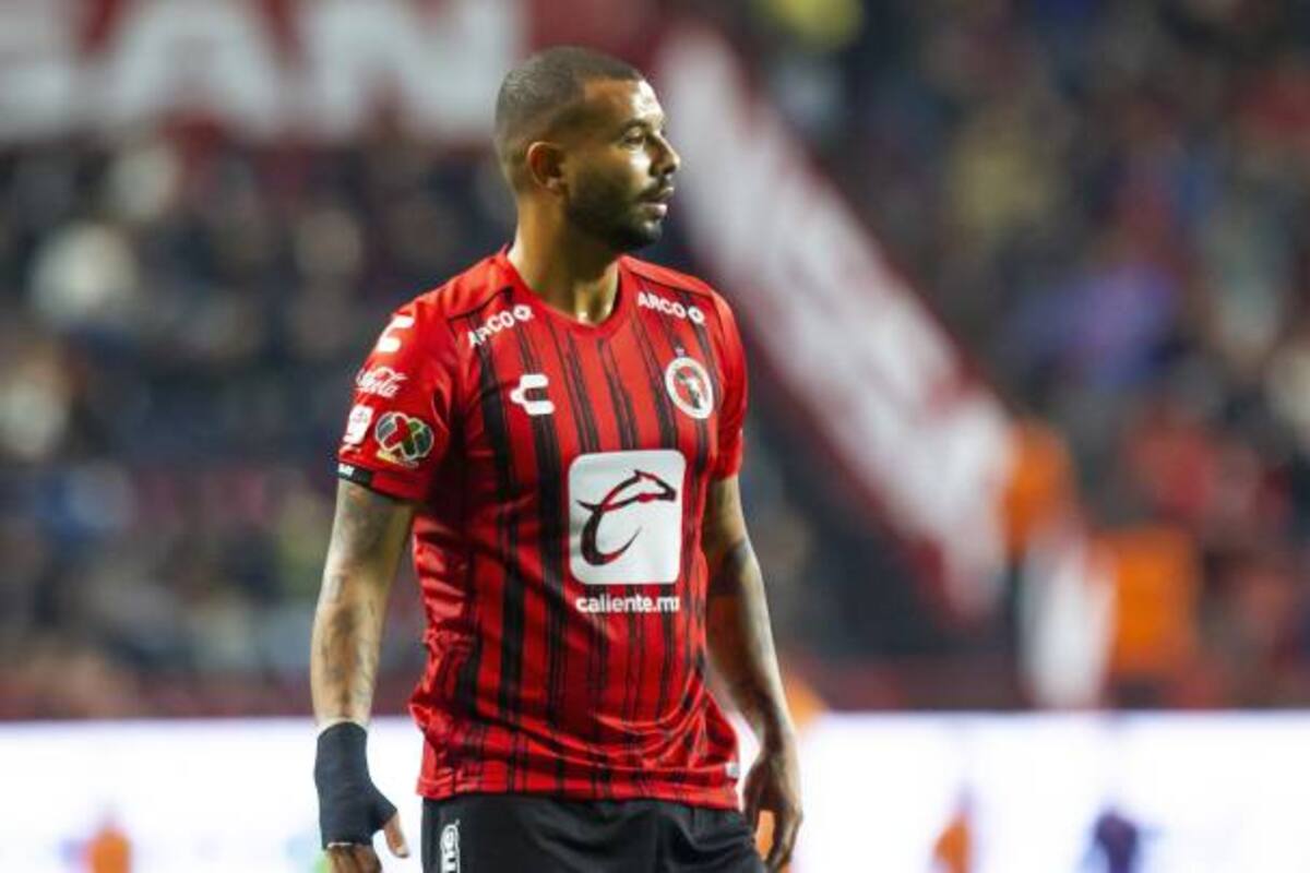 Cardona, en todos lados menos en Xolos