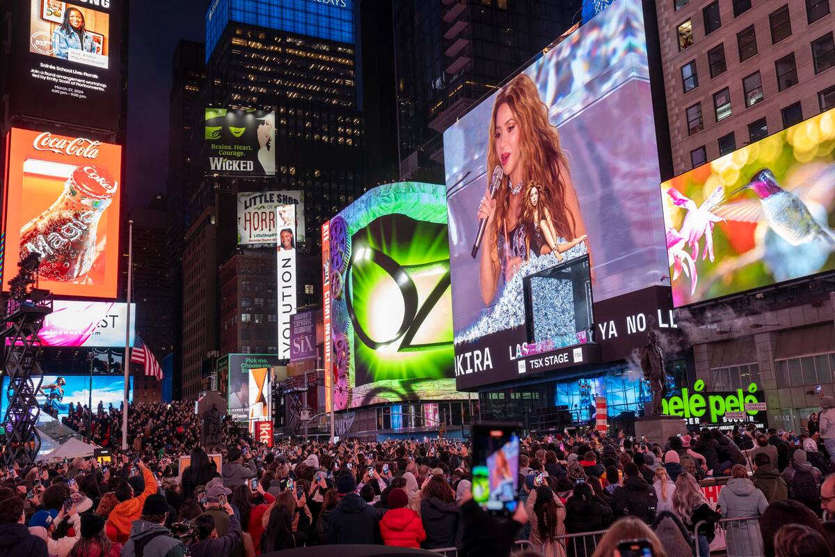 Shakira deslumbra en Times Square con su nuevo disco