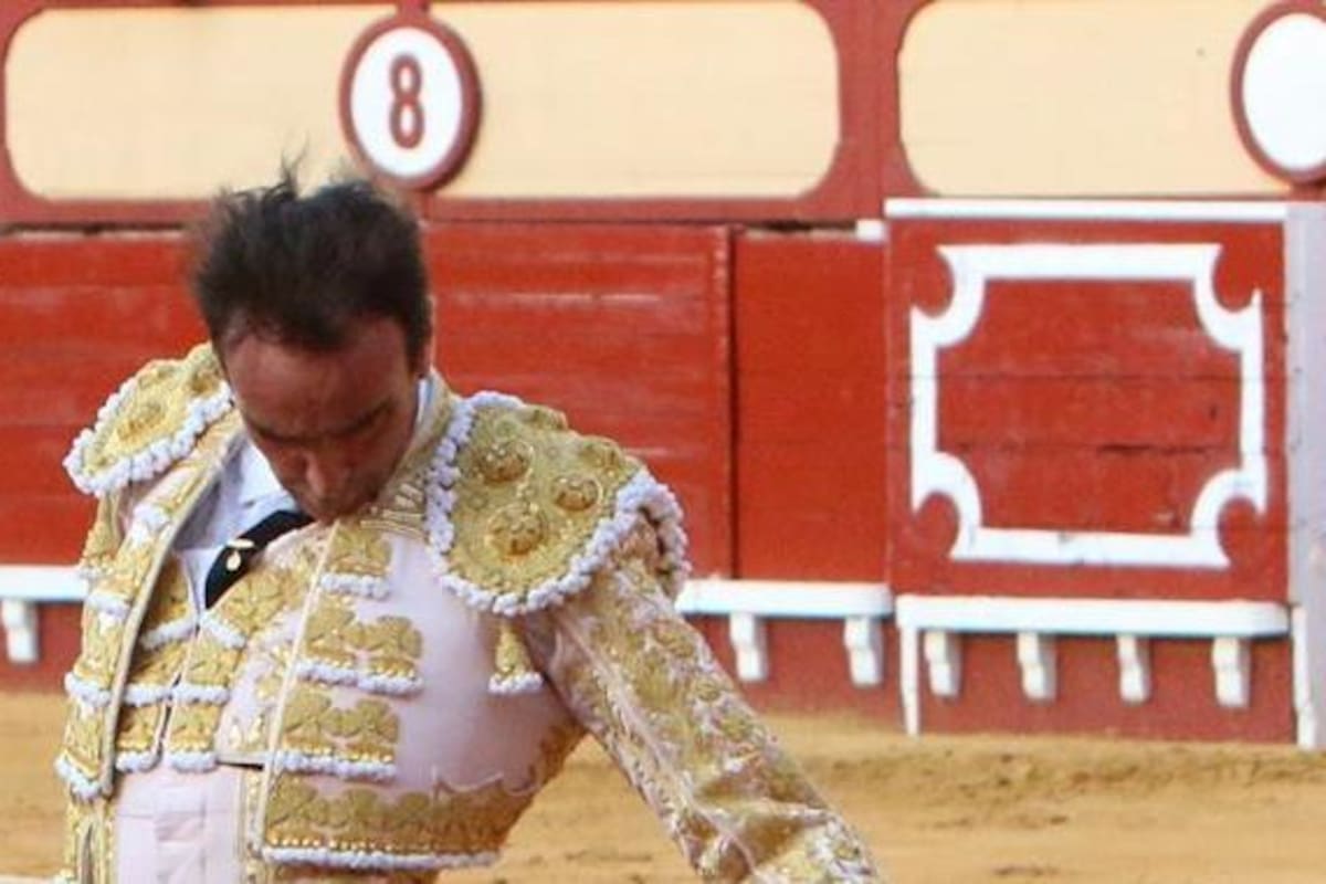 Aparatosa cornada sufre el torero español Enrique Ponce