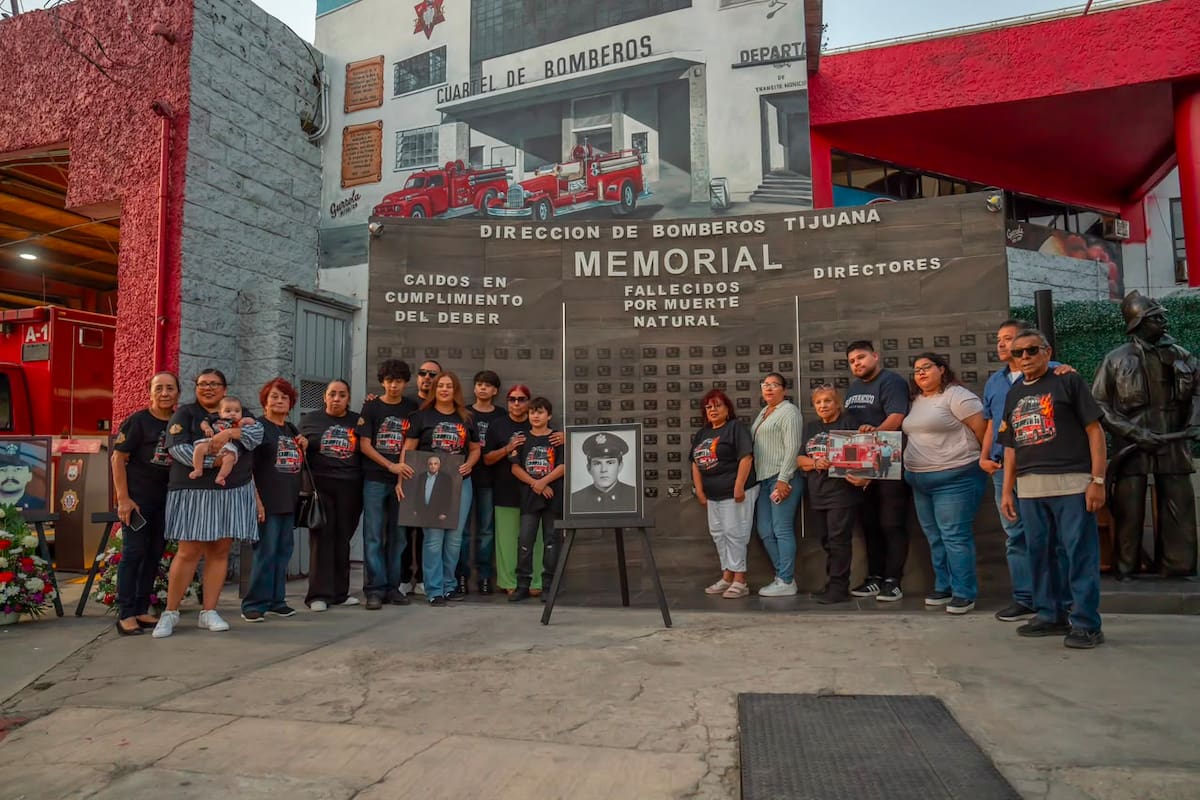 Bomberos de Tijuana homenajean a dos capitanes por décadas de servicio