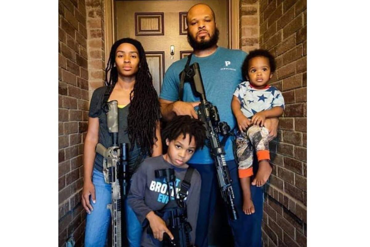 Viral: Familia afroamericana posa frente a una cámara portando armas de fuego