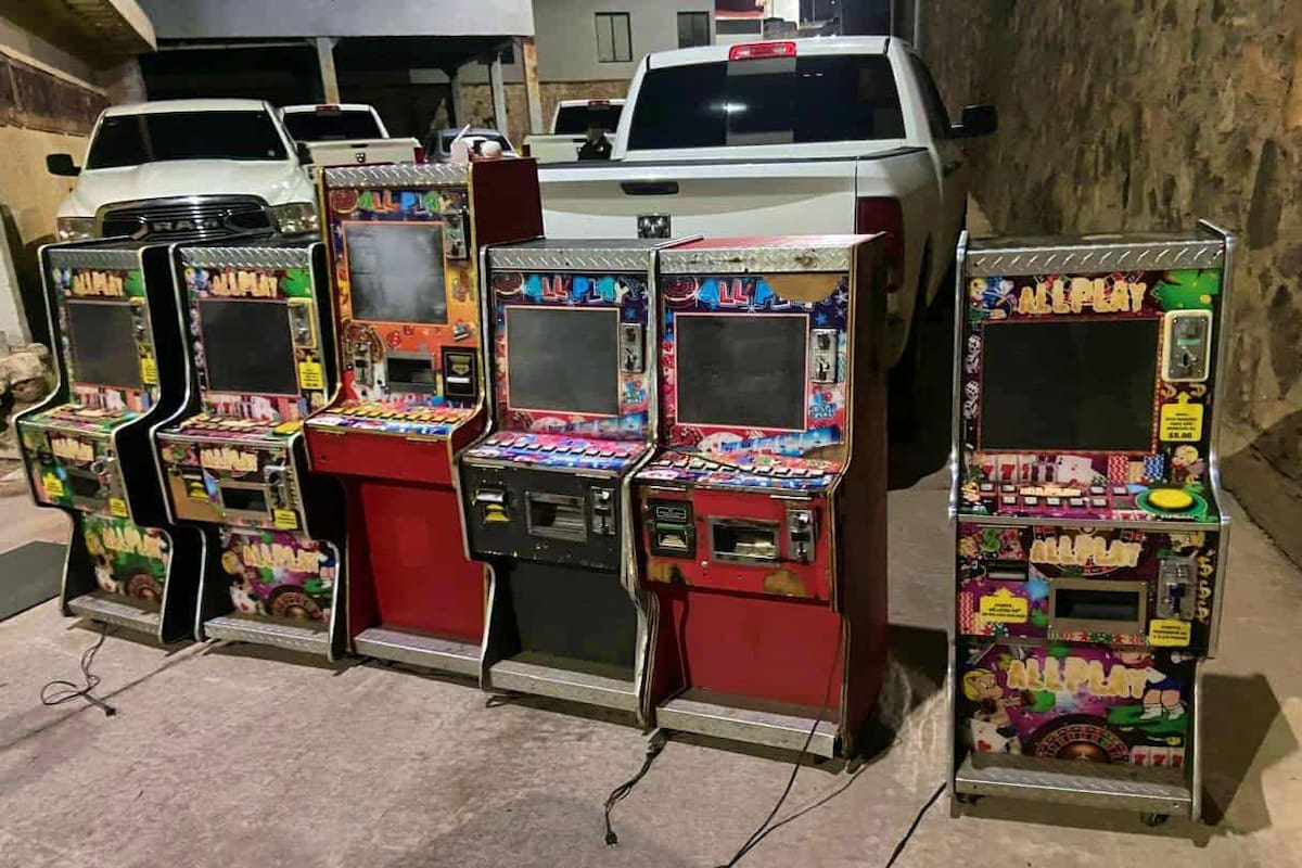 Aseguran 20 máquinas tragamonedas y cámaras en Nogales