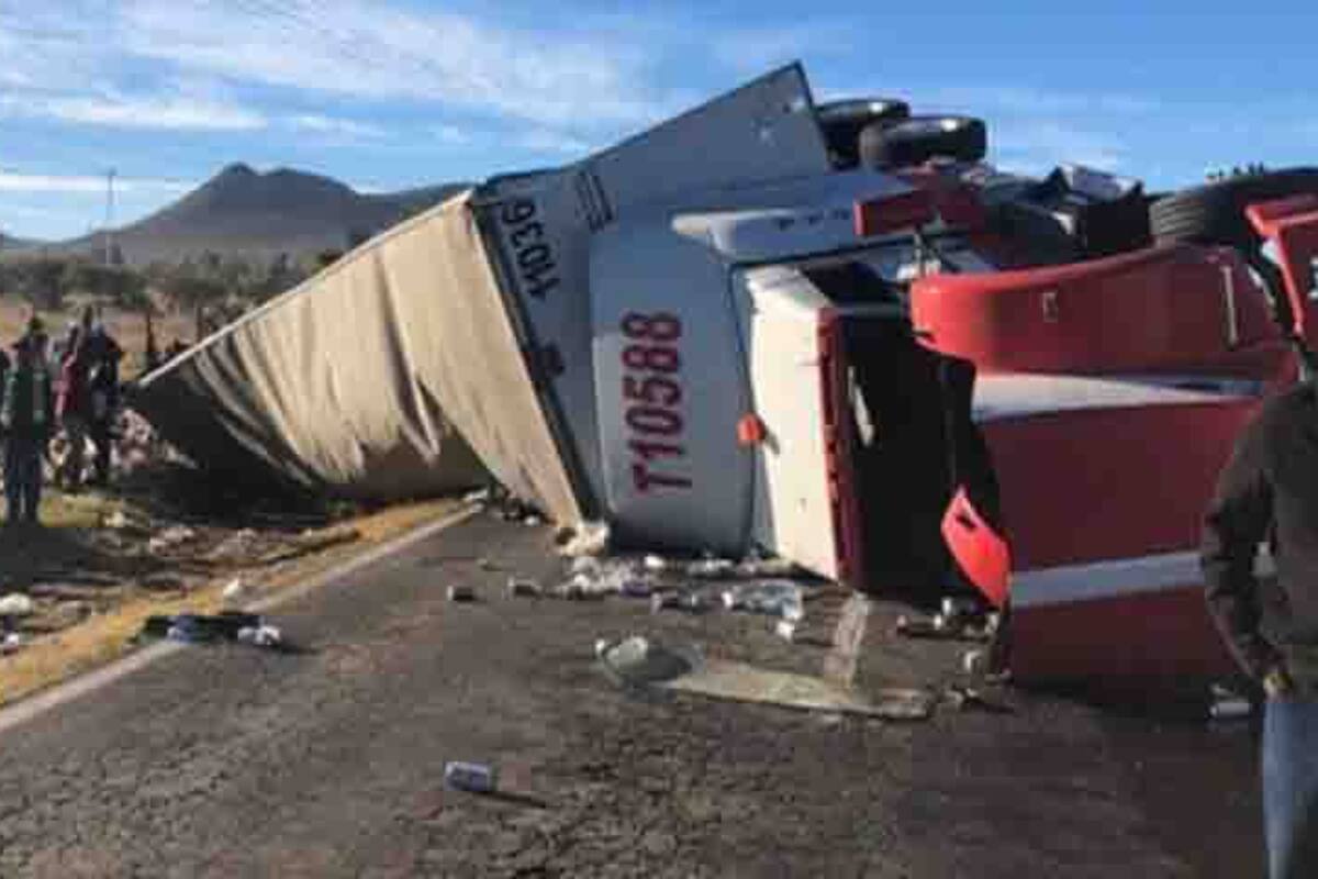 Se roban cerveza en volcadura de tráiler