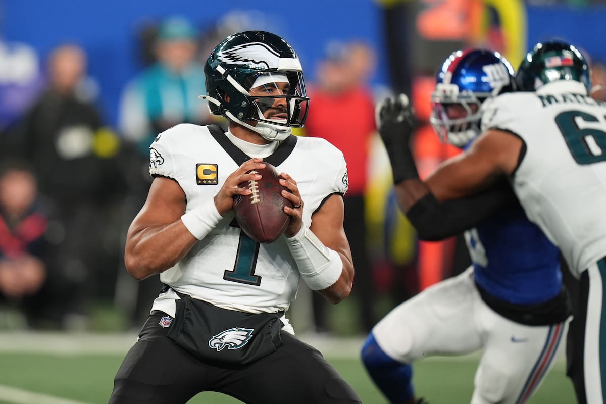Jalen Hurts, de los Eagles de Filadelfia, participa durante la primera mitad del partido de la NFL contra los Giants de Nueva York, disputado el jueves 9 de octubre de 2025 en East Rutherford, Nueva Jersey. (Foto AP/Seth Wenig)