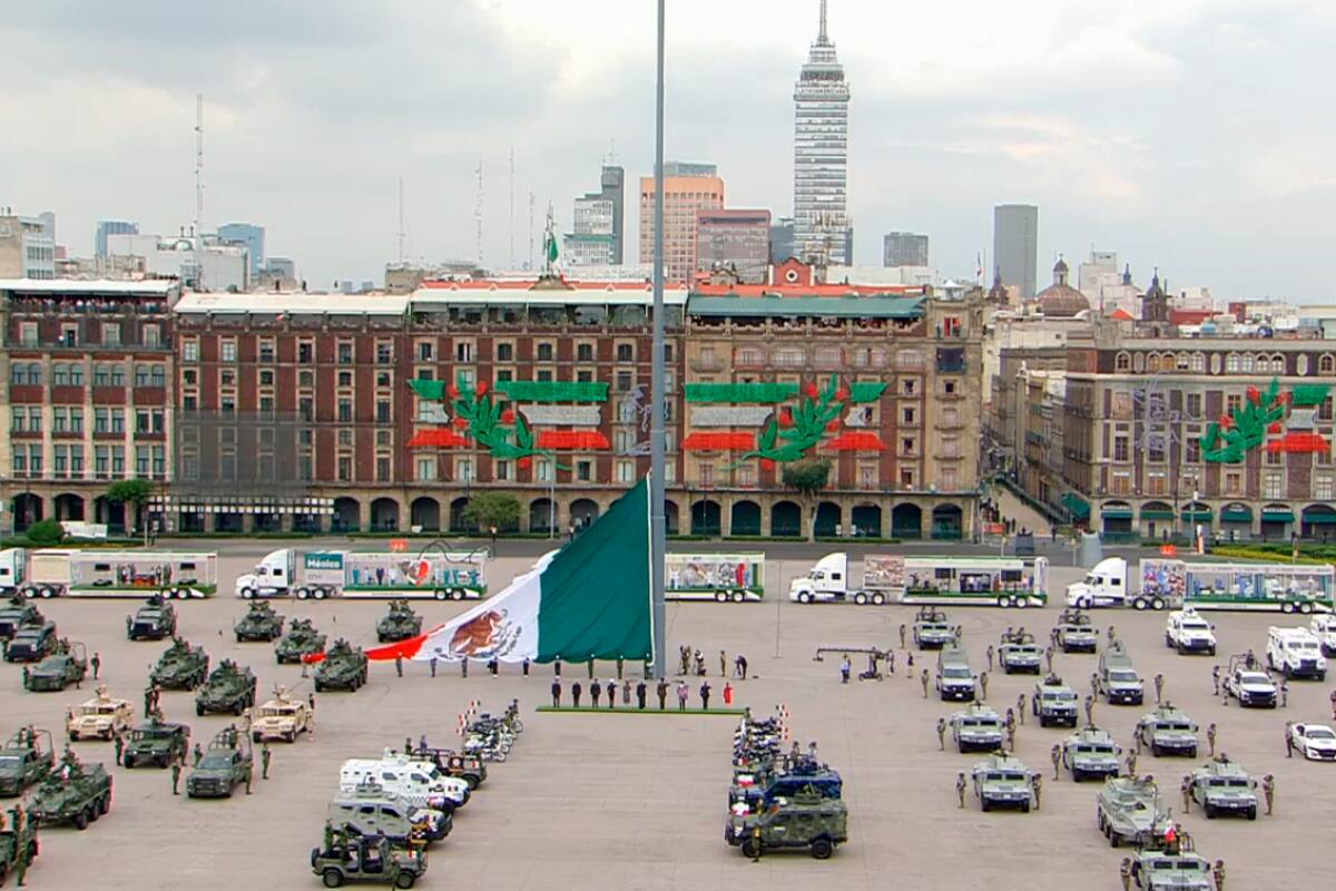 Familias buscan ver desfile; se concentran alrededor del Zócalo
