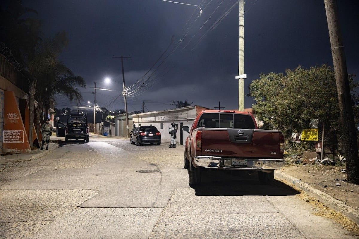 Elementos de la Policía Municipal resguardaron la zona donde una pareja de adultos mayores fue localizada sin vida en la colonia Obrera I Sección, mientras autoridades realizaban las primeras diligencias. Foto: Cortesía / Border Zoom
