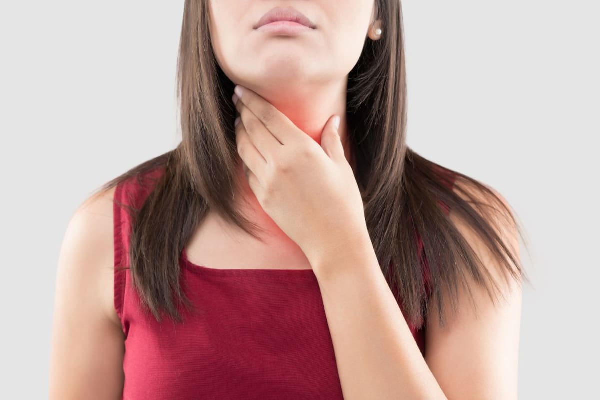 ¿Por qué duele la garganta al despertar? Factores como resequedad, alergias o infecciones explican el síntoma y alertan cuándo podría complicarse