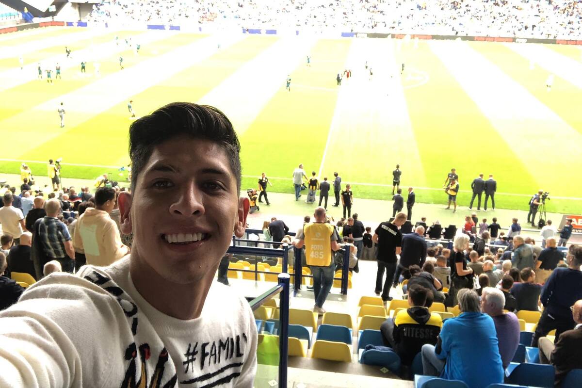 Edson Álvarez apoyó a sus compañeros desde las gradas