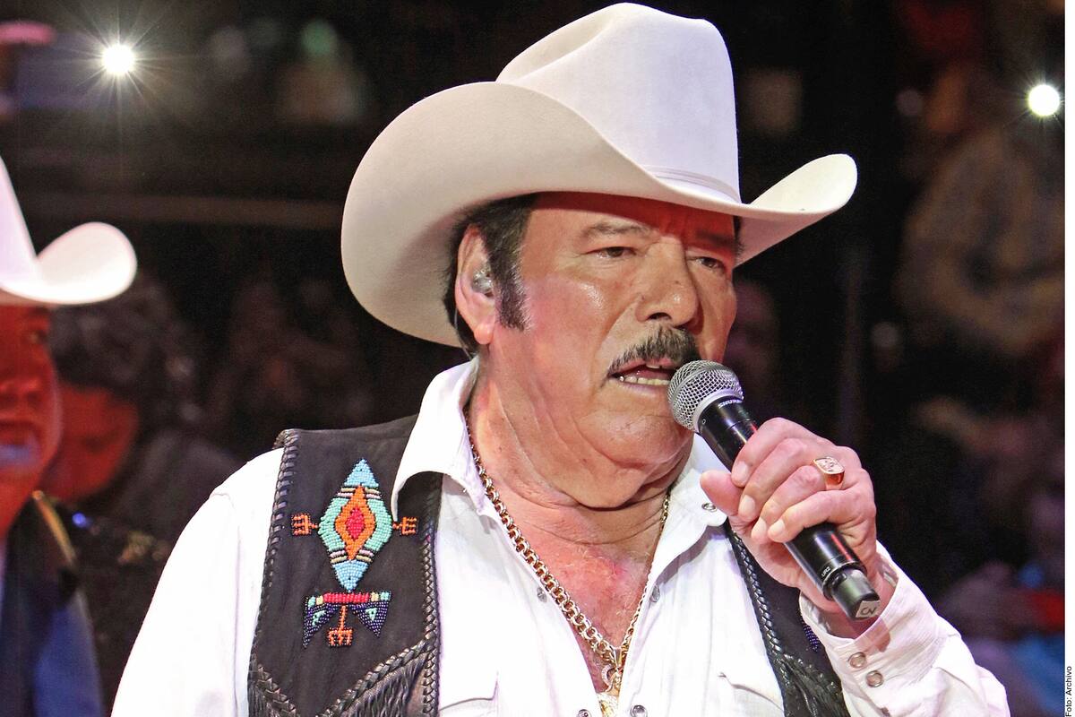 Vídeo: Critican a Lalo Mora por besar en la boca a sus fans