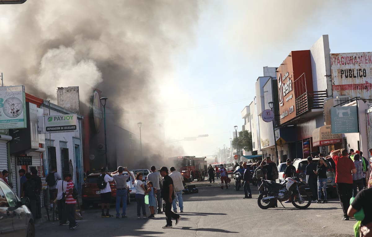 Policías y bomberos acudieron al sitio del siniestro que también ocasionó daños a carros estacionados frente a la tienda Waldo's. | Especial GH