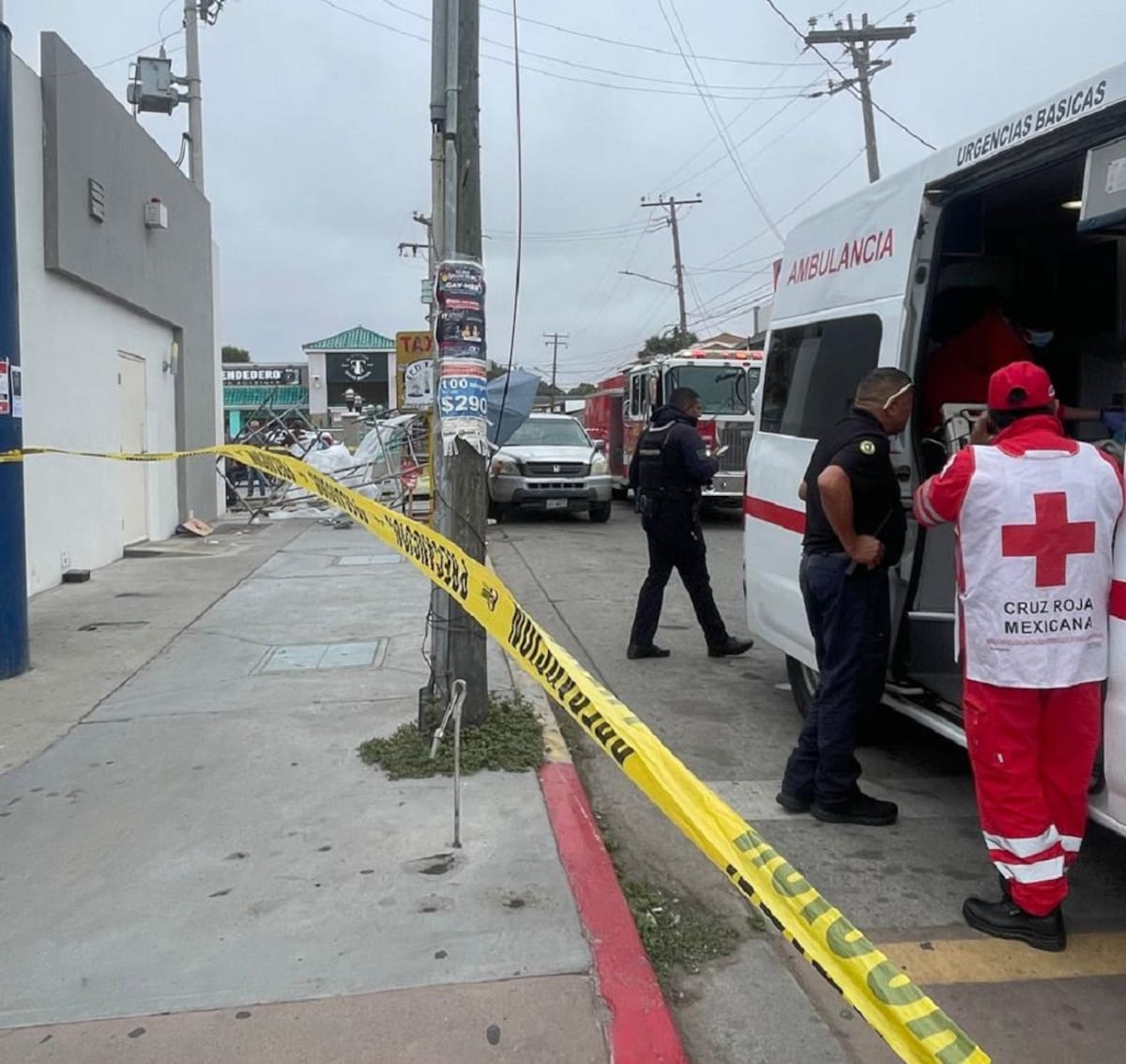 Al lugar llegaron bomberos, así como policías municipales para acordonar el área.
