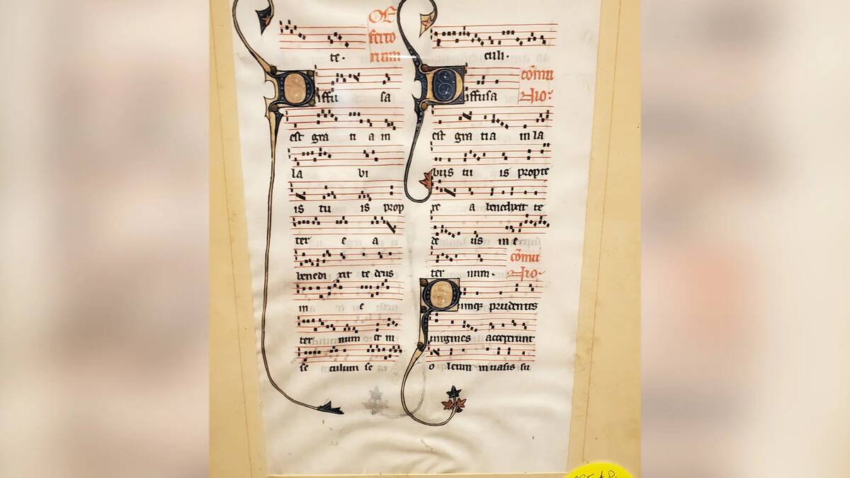 ¡Un tesoro! Pagó mil quinientos pesos por un pergamino medieval que podría valer hasta 200 mil