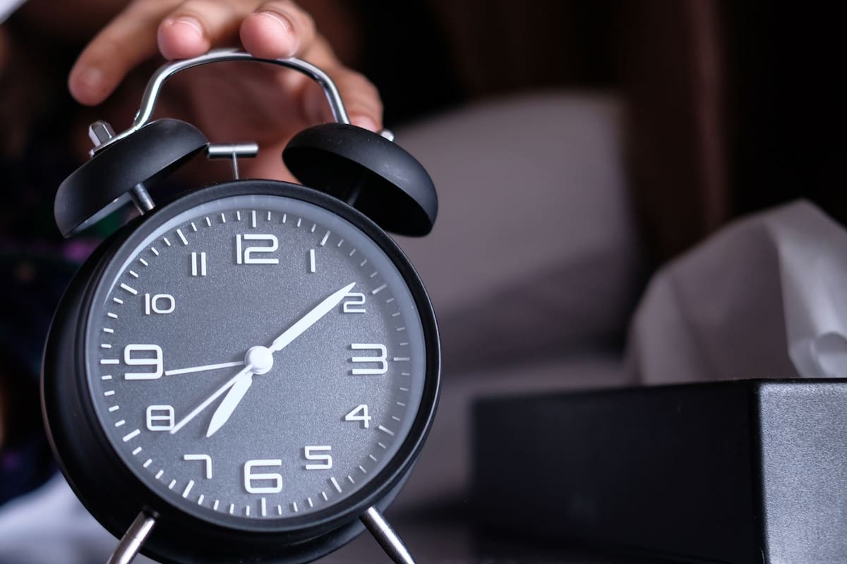 Qué significa despertar antes de que suene la alarma, según expertos