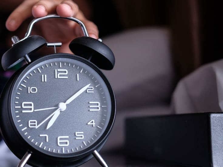 Qué significa despertar antes de que suene la alarma, según expertos