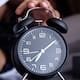 Qué significa despertar antes de que suene la alarma, según expertos