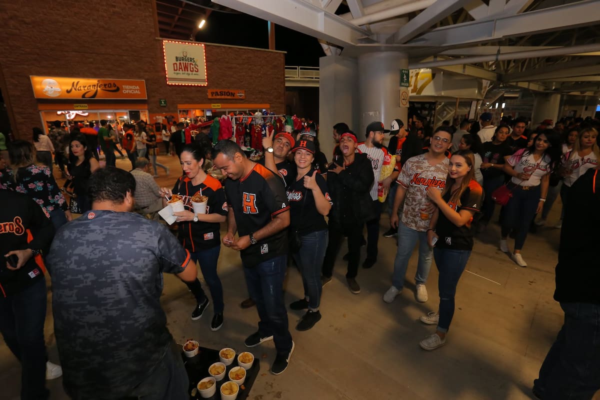 Se quejan de los altos precios de alimentos en el estadio Fernando Valenzuela