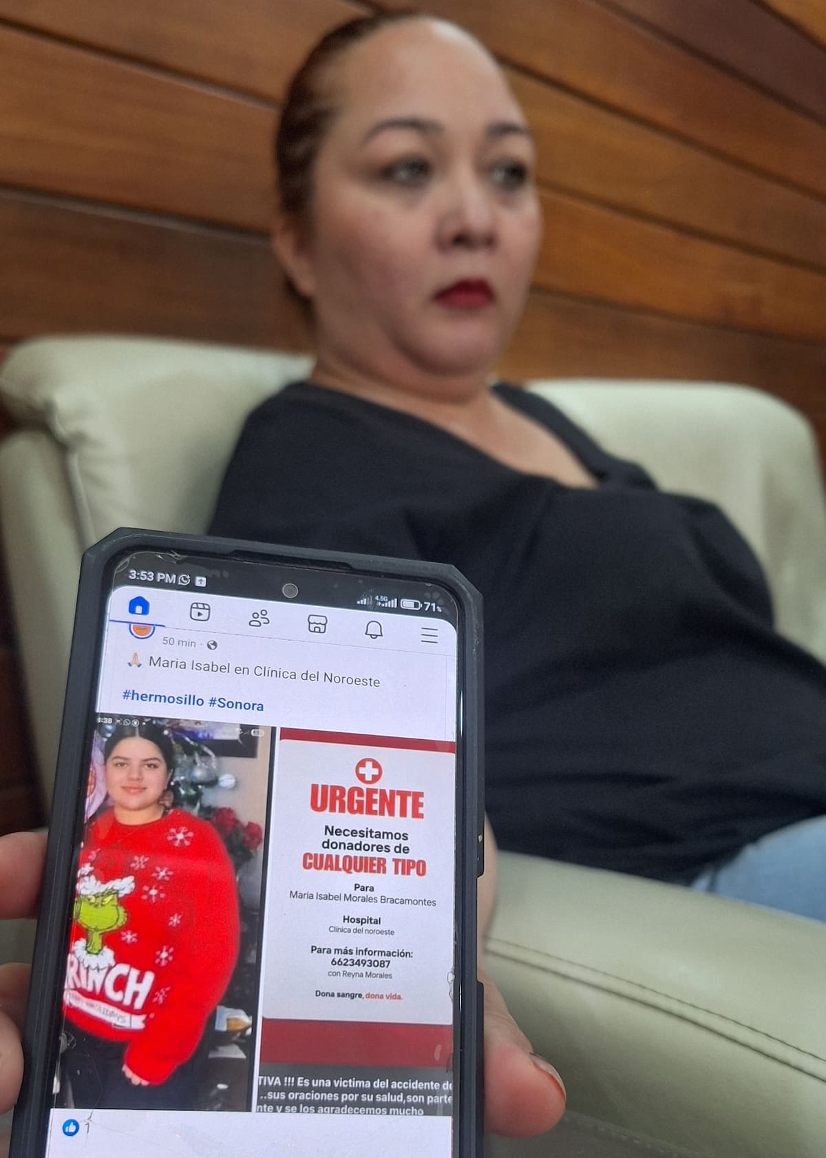 Familiares de María Isabel Morales, esperan en la Clínica del Noroeste noticias sobre su estado de salud.