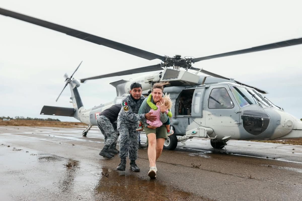 Un helicóptero de la Defensa permitió evacuar a 32 personas y tres perros del rancho Génesis, en Ensenada. Foto: Cortesía