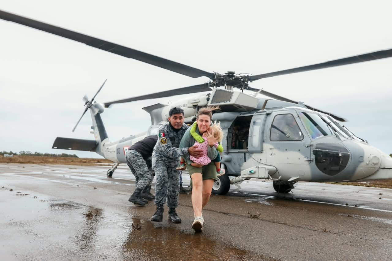 Un helicóptero de la Defensa permitió evacuar a 32 personas y tres perros del rancho Génesis, en Ensenada. Foto: Cortesía