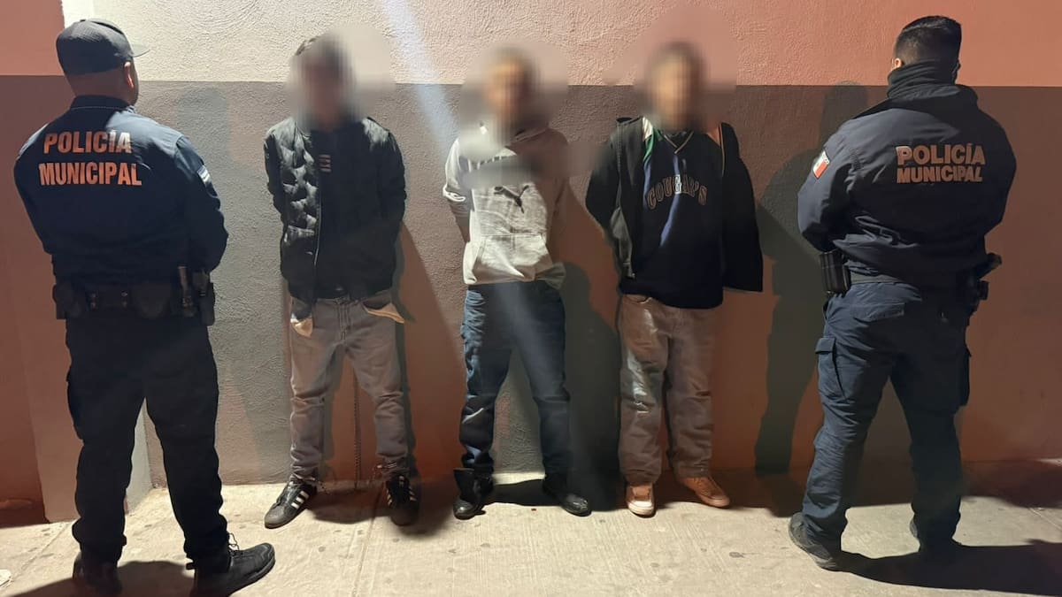 Tres jóvenes armados con pistolas hechizas y solera asaltan a transeúnte en colonia 5 de Mayo y son capturados por la Policía Municipal tras operativo de búsqueda