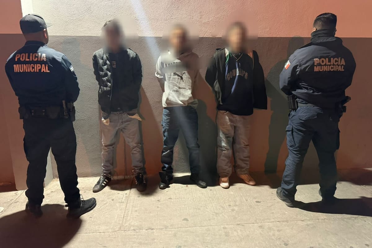 Tres jóvenes armados con pistolas hechizas y solera asaltan a transeúnte en colonia 5 de Mayo y son capturados por la Policía Municipal tras operativo de búsqueda