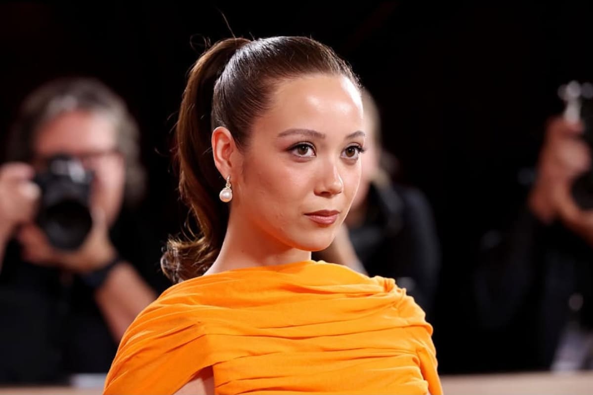 Laufey corrige a fotógrafos por llamarla “Megan” en la alfombra roja de los Golden Globes 2026 (VIDEO)