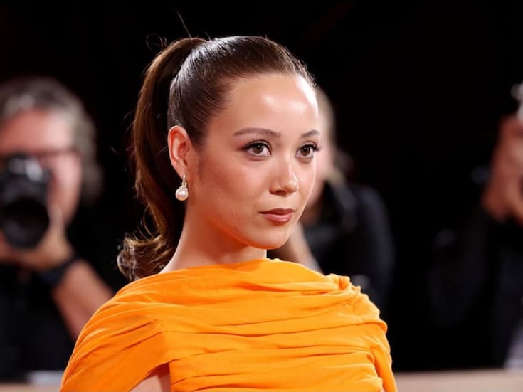 Laufey corrige a fotógrafos por llamarla “Megan” en la alfombra roja de los Golden Globes 2026 (VIDEO)