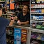 Hacienda aumenta impuestos a refrescos y cigarros en 2026, pero el consumo de tabaco crece y las bebidas azucaradas no alcanzan la recaudación prevista