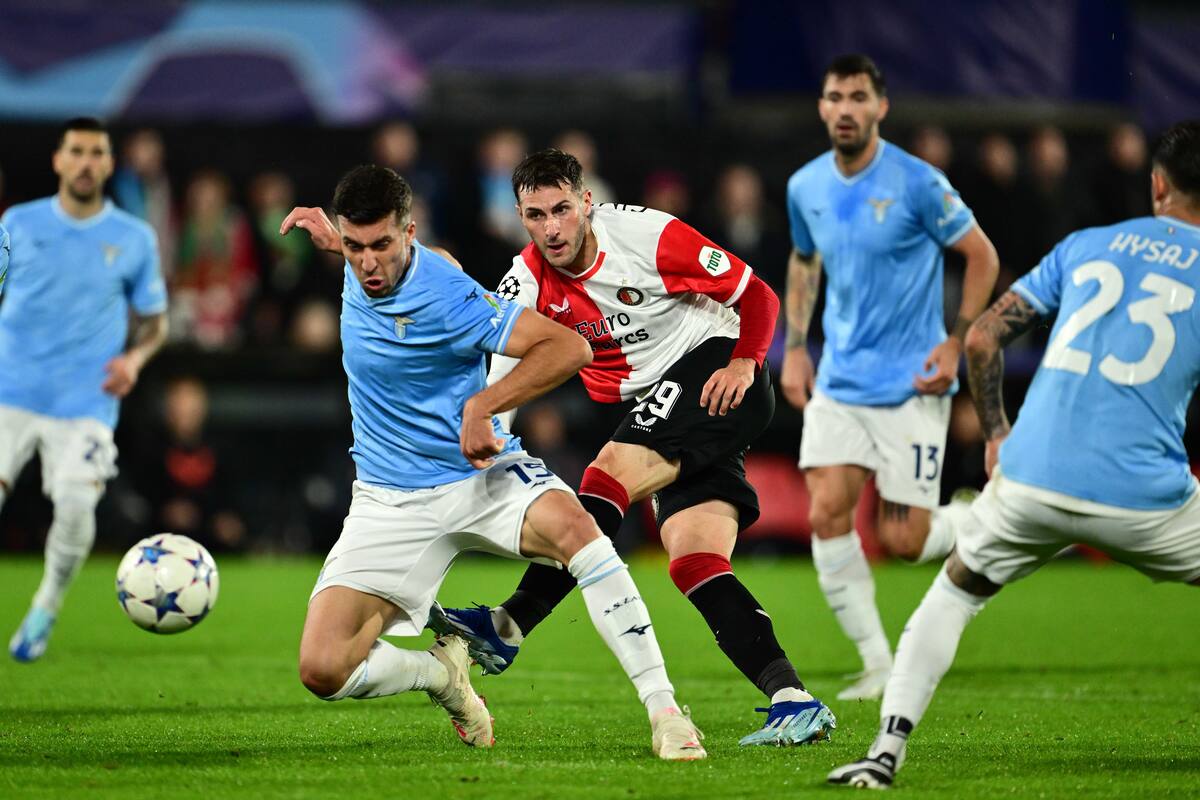 Rotterdam (Netherlands), 25/10/2023.- Santiago Gimenez (C) of Feyenoord scores the 1-0 goal during the UEFA Champions League group E soccer match between Feyenoord and SS Lazio, in Rotterdam, the Netherlands, 25 October 2023. (Liga de Campeones, Países Bajos; Holanda) EFE/EPA/OLAF KRAAK