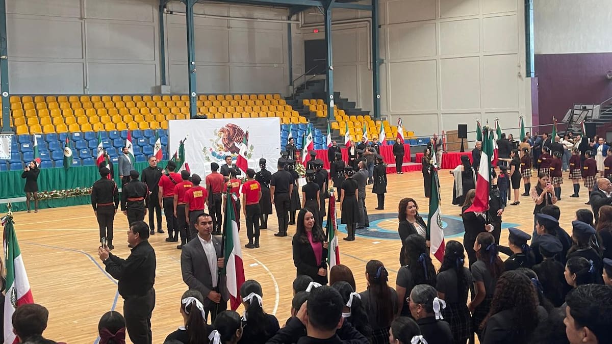 Rosarito honra lábaro patrio con desfile y ceremonia de abanderamiento