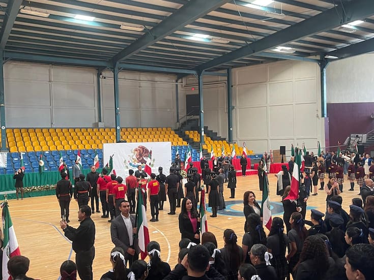 Rosarito honra lábaro patrio con desfile y ceremonia de abanderamiento