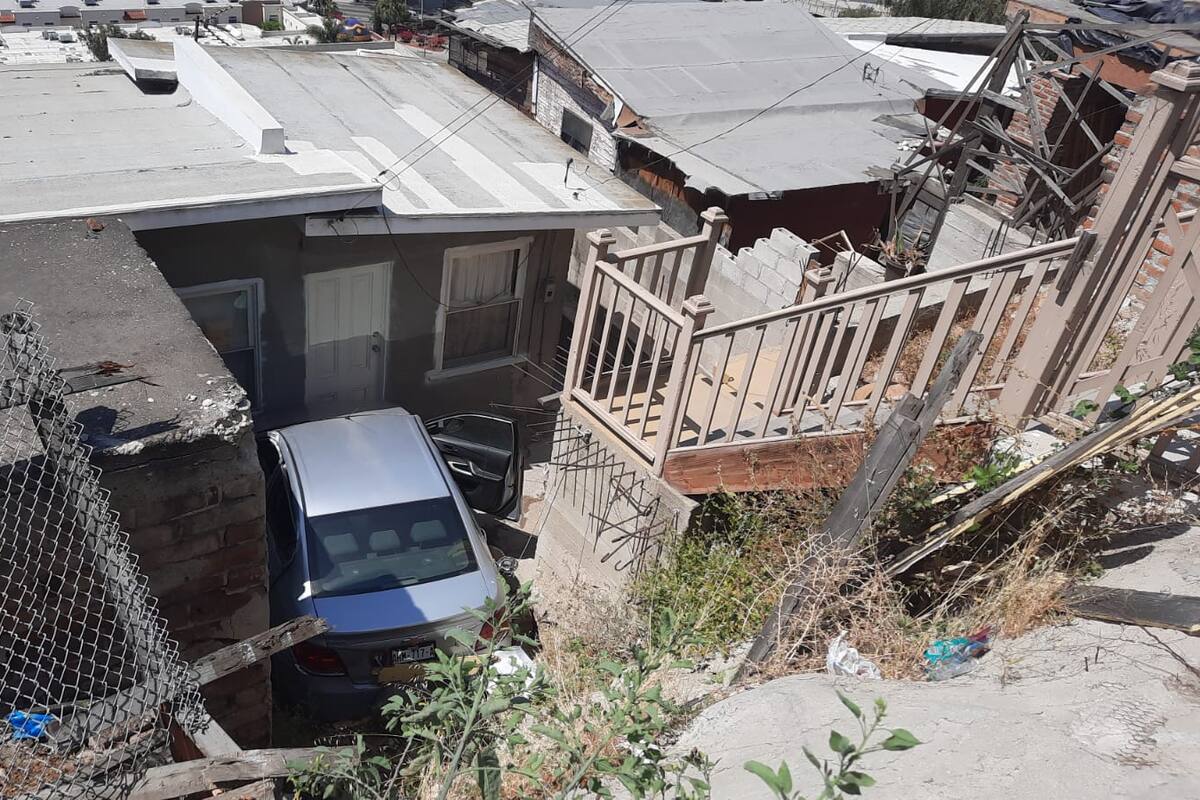 Chofer se queda dormido y choca a un vivienda
