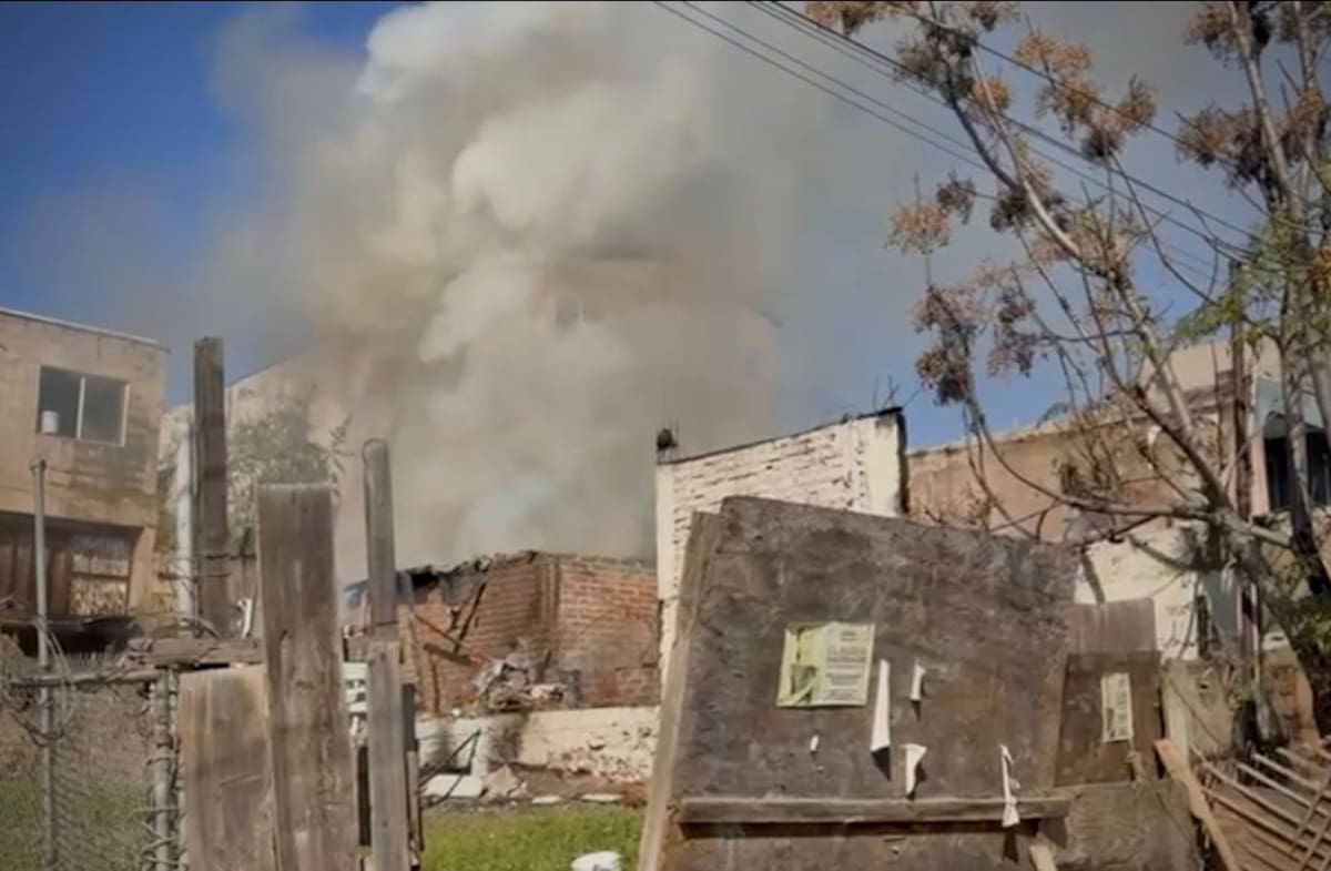 Una vivienda ubicada en la colonia Murua Campestre fue consumida por un incendio la tarde de este viernes; autoridades confirmaron que no había personas al interior del inmueble. Foto: BorderZoom